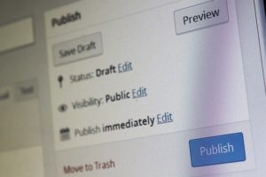 Nueva editorial busca redactores y correctores